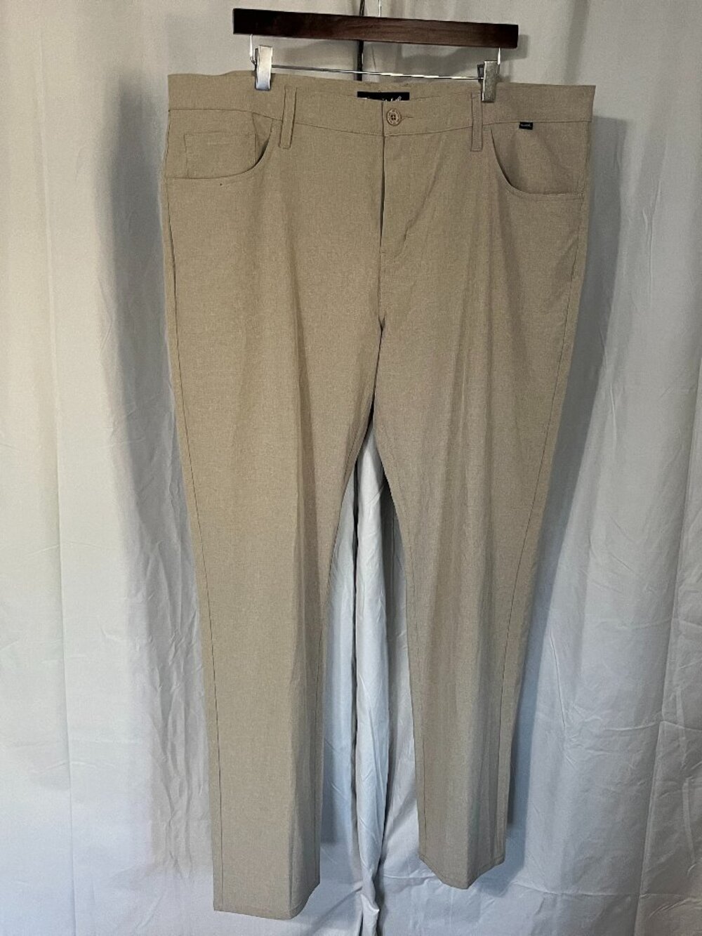 ⛳ Travis Mathew Men’s Beige Tan Performance Golf Pants 42x33 Flat Front EUC 🏌️